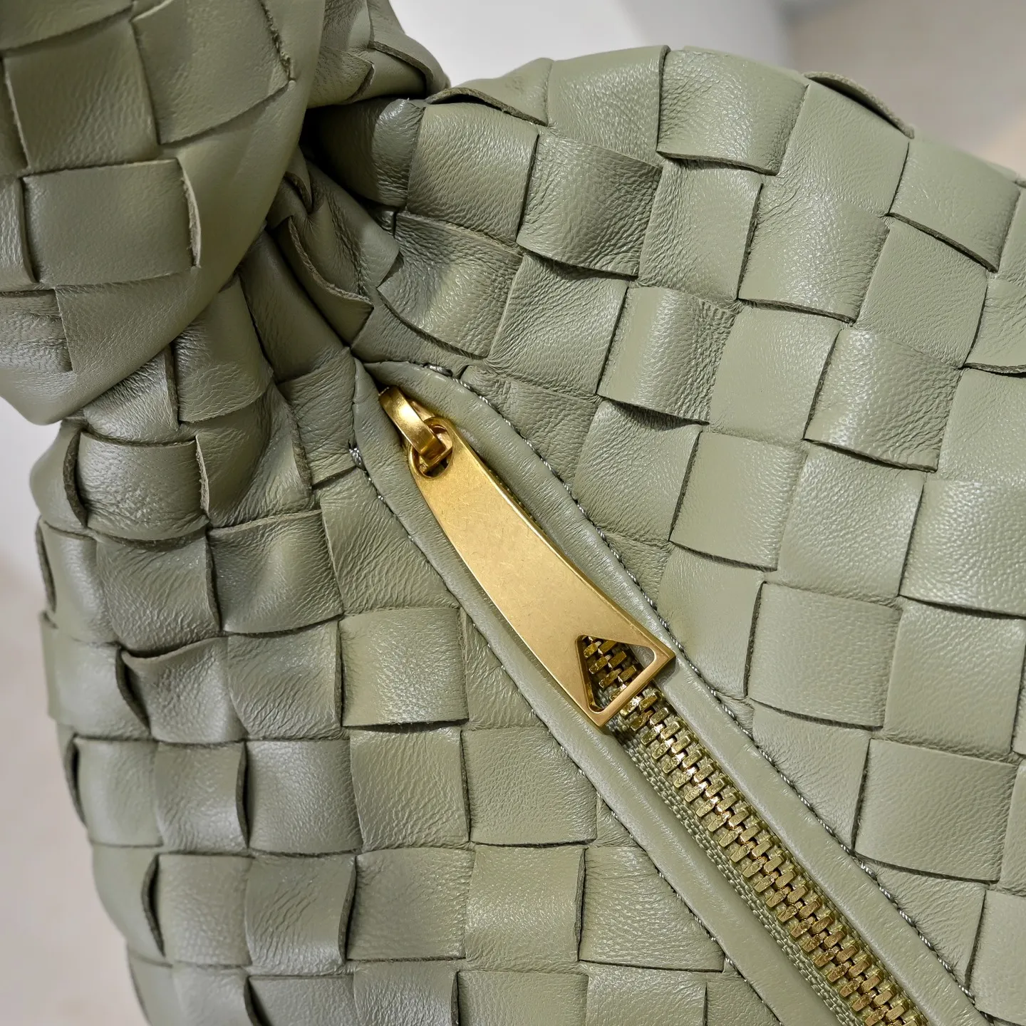 Batch 2360 #JODIE Oversized size comes out~ The shape is still the same fashionable and good-looking. It is made of classic sheepskin weaving. The iconic weaving has always been the most proud design of BV. The soft shape is super suitable for concave shapes~ Not only the size has been changed, but the quality details are also more refined. The shape is more round and Q. The large size has more styles. It is not only practical and can fit everything, but also can carry Jodie’s fashionable concave shape. It is really practical and fashionable. It is awesome in capital letters!  Size: 54*50*20cm Model: 6699